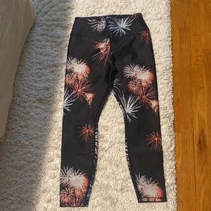 Good American Core 7/8 leggings fireworks pattern never worn size 4
